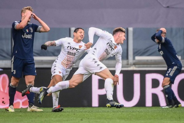 Benevento's Argentine forward Adolfo Gaich (C) celebrates after opening the scoring during the Italian Serie A football match Juventus Turin vs Benevento on March 21, 2021 at the Juventus stadium in Turin. (Photo by Marco BERTORELLO / AFP)