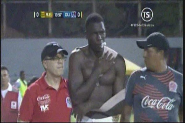 Video: Estupiñán salió lesionado frente al Real España