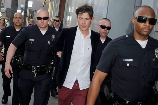 Tres años de libertad condicional para hombre que agredió a Brad Pitt