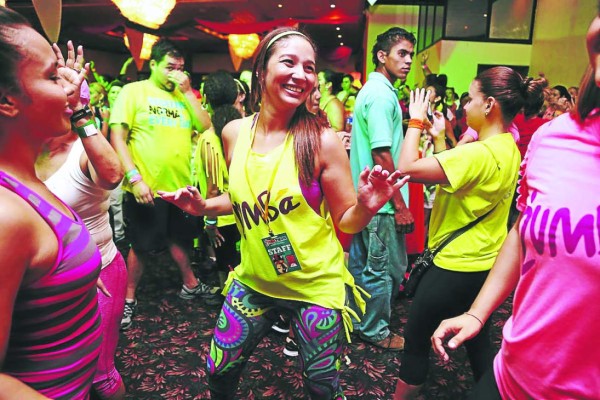Sampedranos vibraron al ritmo de la zumba