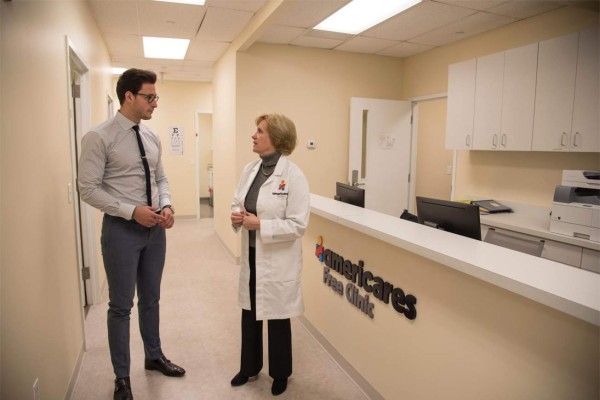 Así fue el paso del 'doctor más sexy del mundo' en El Salvador