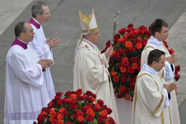 Francisco proclama santos a dos papas 'restauradores' de la Iglesia católica