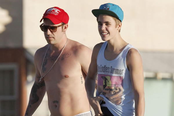 Revelan varios arrestos del padre de Justin Bieber