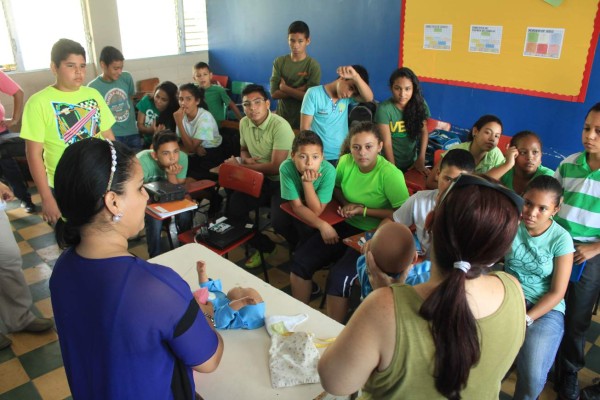 Capacitan a más de 7,000 jóvenes sobre embarazos