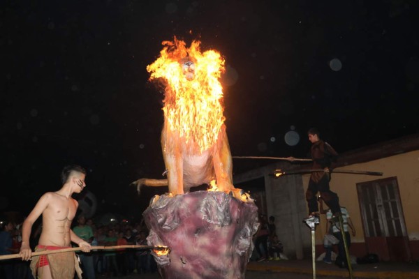 Trinidad ardió de entusiasmo con sus chimeneas