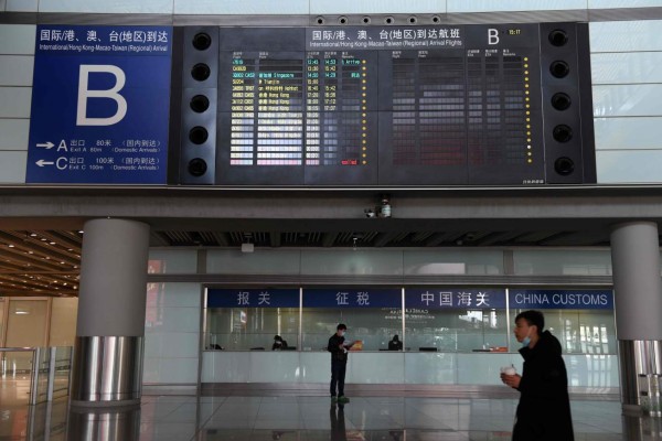 Aeropuertos de Pekín cancelan más de mil vuelos por coronavirus
