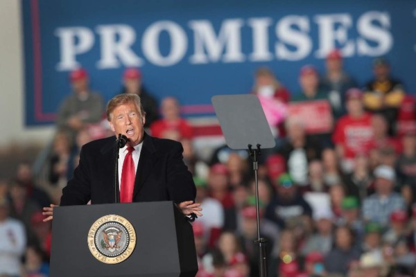 Demócratas: Es 'inconstitucional' retirar ciudadanía por nacimiento a hijos de inmigrantes