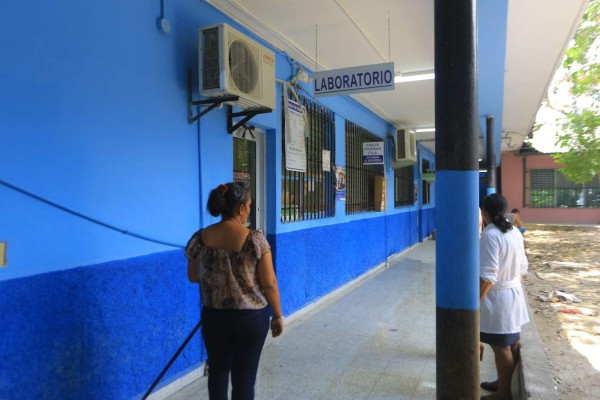 Cancelan varios exámenes médicos por falta de agua