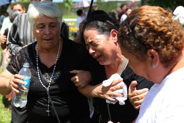 '¡Gracias, padre Saturnino Senis!”, dijeron en sepelio 2,500 feligreses