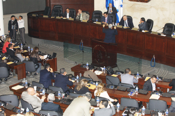 Congreso aprueba rosario de contratos