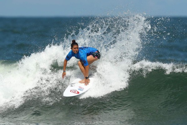 Surfista salvadoreña muere al ser alcanzada por un rayo