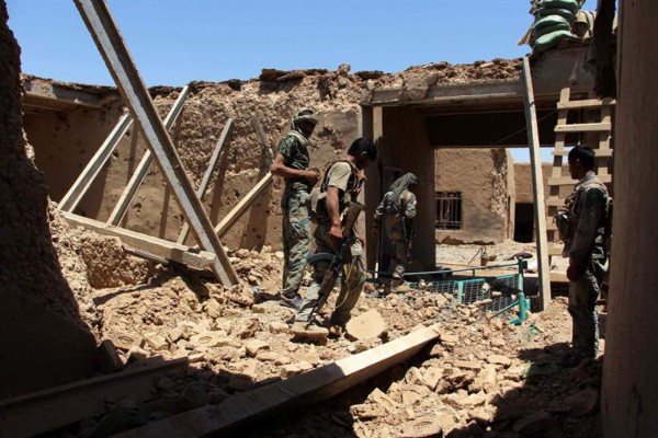 Mueren seis policías afganos en bombardeos por error de EUA