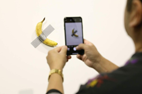 Hombre se come banana de $120,000, una obra de arte de Maurizio Cattelan