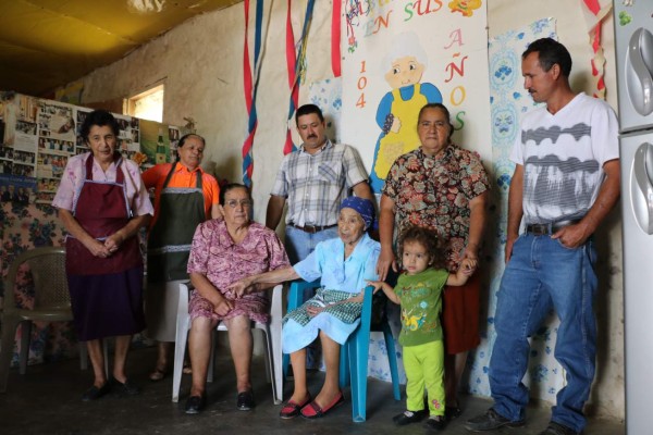 A sus 104 años, doña Santos Portillo aún le canta a la vida