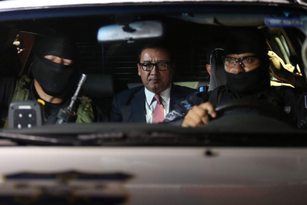 Condenan a exfiscal de El Salvador por revelar grabaciones de un cura