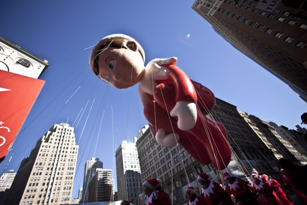 Los globos del desfile de Acción de Gracias recorren Nueva York pese al viento