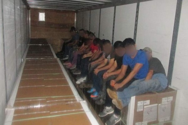 Detienen a 74 inmigrantes escondidos en un remolque tras cruzar la frontera con México