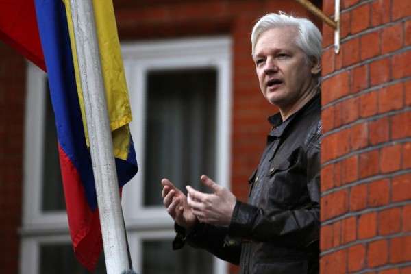 Padre de Assange pide que extraditen a su hijo a Australia