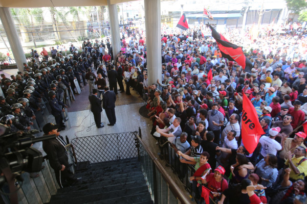 Protesta en el Congreso Nacional termina en violenta riña
