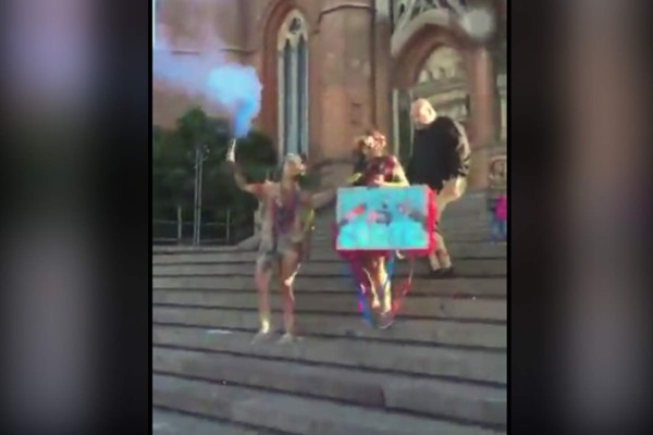 Sacerdote enfurecido patea a joven frente a catedral y desata el escándalo en Argentina