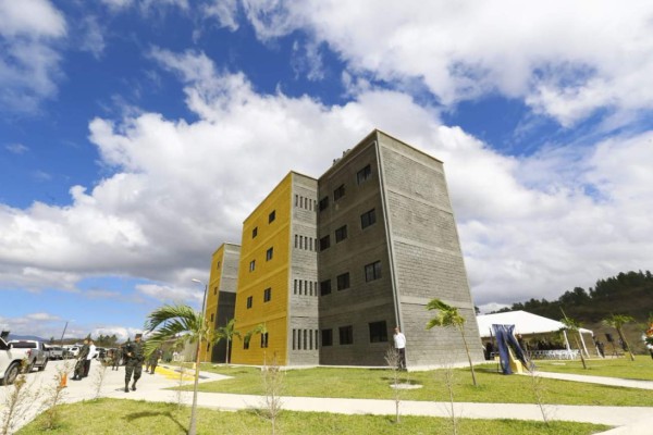 Presidente Hernández inaugura un complejo de viviendas para operadores de justicia