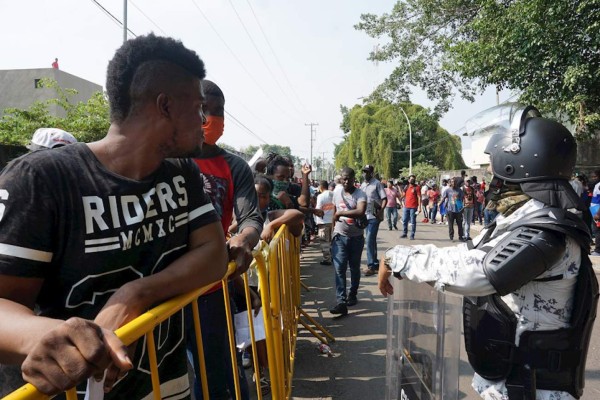 Cientos de migrantes buscan arreglar sus trámites en el sureste de México