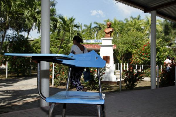 Falta de pupitres espera a más de 5,000 alumnos en el Reyes