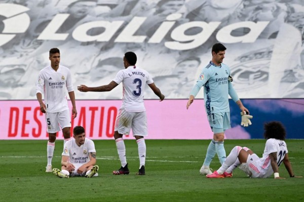 Real Madrid's players react after the Spanish league football match Real Madrid CF against Villarreal CF at the Alfredo di Stefano stadium in Valdebebas, on the outskirts of Madrid, on May 22, 2021. (Photo by JAVIER SORIANO / AFP)