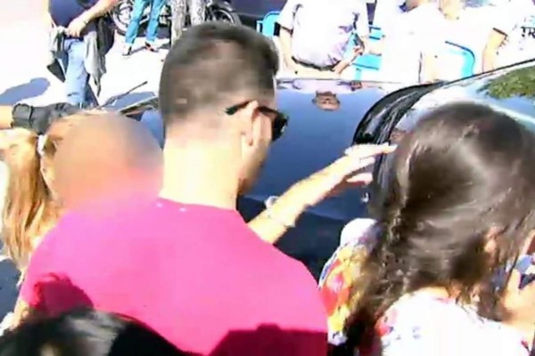 Video: Bale atropella el pie a aficionada que buscaba una foto con él