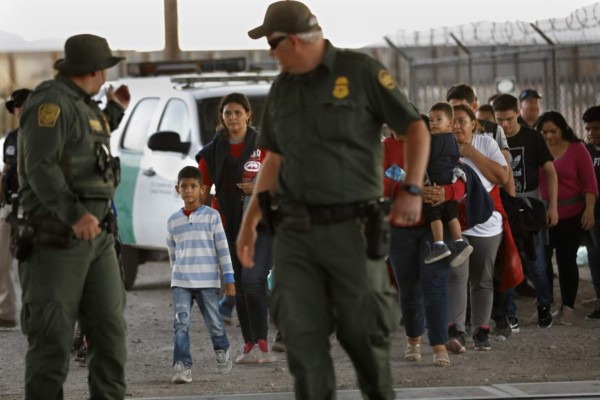 California demanda a Trump por plan para detener niños migrantes sin límite