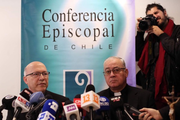 El Papa acepta renuncia de tres obispos chilenos, incuido monseñor Barros