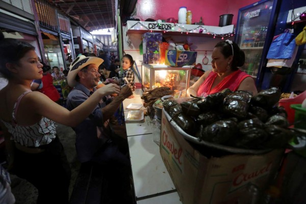 Los tamales, una opción económica de los hondureños en Navidad