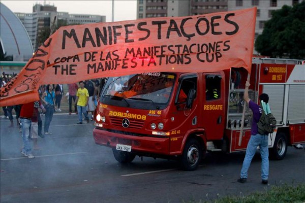 Brasil: Reprimen manifestación de índigena cerca de estadio mundialista
