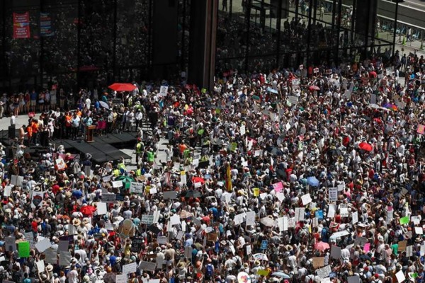 Miles alzan su voz en Nueva York para exigir el fin de la 'cero tolerancia'