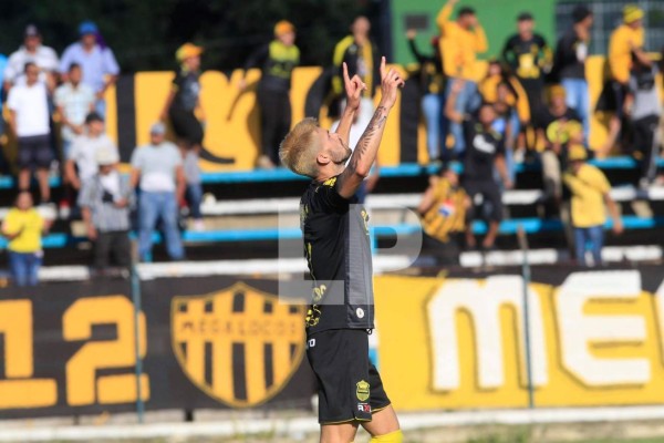 Delis Vargas celebrando su gol contra el Real de Minas. Foto Ronald Aceituno