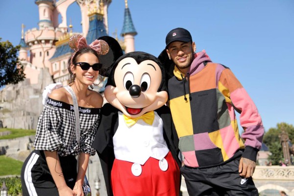 Neymar y su pareja Bruna Marquezine visitan Disneyland París