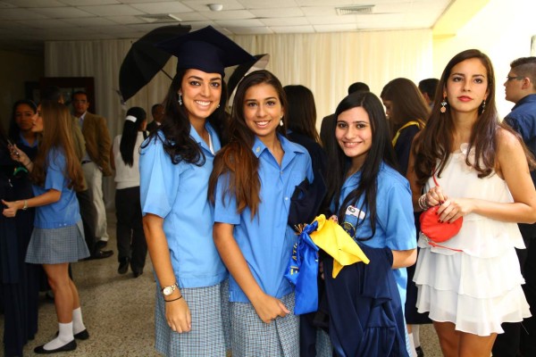 Alumnos de la Escuela Internacional Sampedrana se gradúan