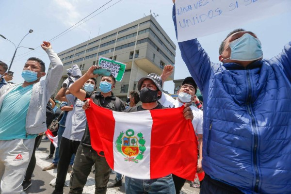 Perú sigue sin presidente tras bloqueo de elección de la primera mandataria