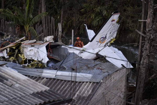 Avioneta choca contra una vivienda y deja siete muertos en Colombia