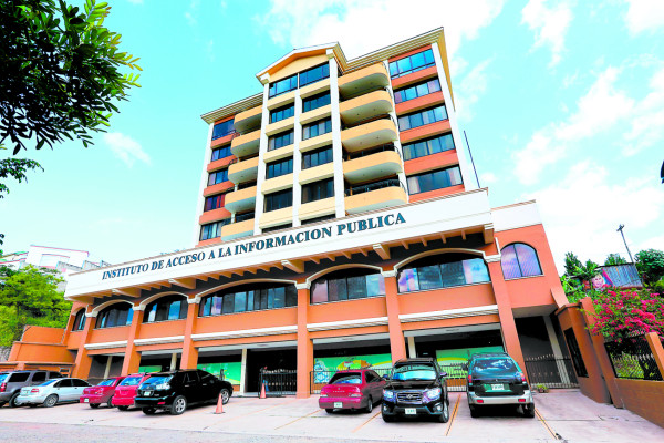 Juan O. Hernández supervisa proyectos en la isla Conejo