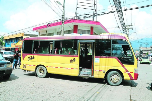 Fueron amenazados por ladrones y guardia le disparó a uno de ellos en la cabeza