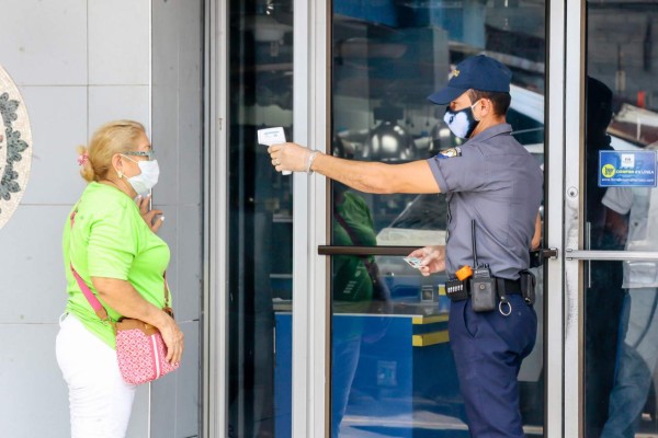 Sampedranos compran y hacen trámites respetando medidas