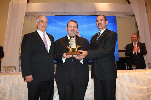 Premian trayectoria de 48 años de Supermercados La Antorcha