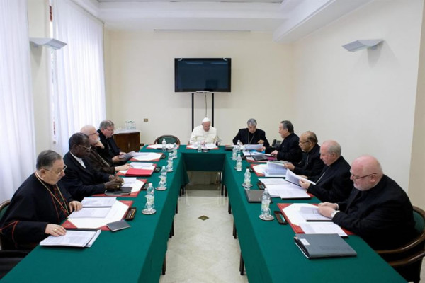 Papa y cardenales vuelven a reunirse para analizar reforma a la Curia