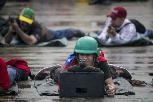 CAR123. CARACAS (VENEZUELA), 26/08/2017 - Militares y civiles participan en ejercicios militares hoy, sábado 26 de agosto de 2017, en Caracas (Venezuela). Los ejercicios cívico militares comenzaron la mañana de hoy en Venezuela con la ejecución de tiros al blanco en una zona de entrenamiento de Caracas comandados por el ministro de la Defensa, Vladimir Padrino López, mientras en varios estados del país se realizan marchas 'antiimperialistas'. El ministro de Interior y Justicia de Venezuela, Néstor Reverol, informó hoy que fueron desplegados 600 motorizados de la Policía Nacional Bolivariana (PNB) acompañados de 600 milicianos para poner en práctica un 'sistema táctico misilístico antiaéreo' como parte de los ejercicios militares. EFE/Miguel Gutiérrez