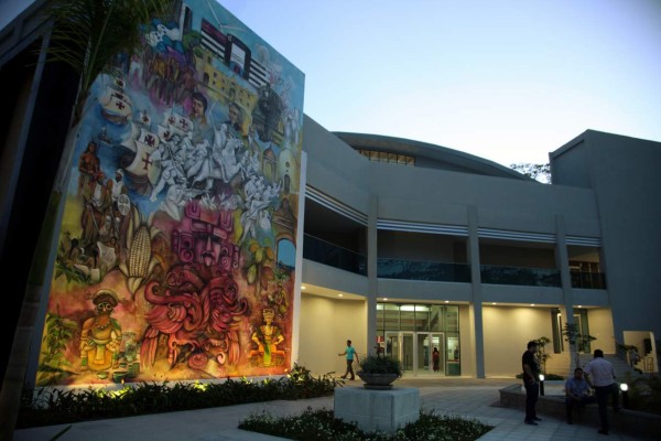 Más de 300 estudiantes de Unitec de San Pedro Sula son profesionales a partir de hoy