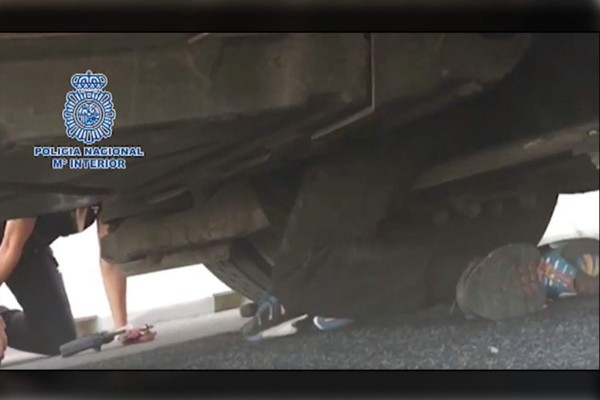 Video: Niño migrante es rescatado luego de quedar atrapado en el motor de un bus