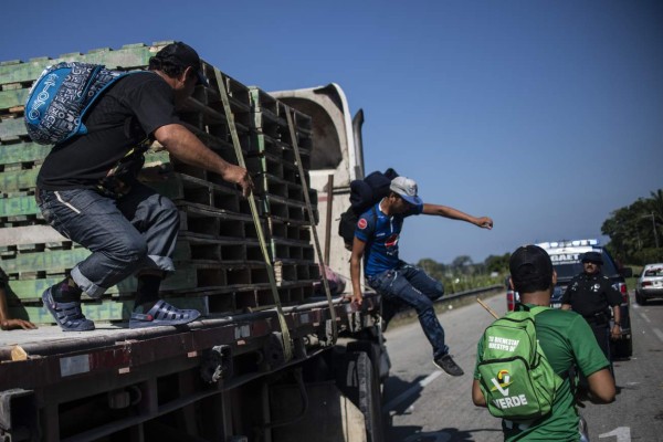 Hondureño de la caravana migrante es herido tras ser embestido por un vehículo en Guatemala