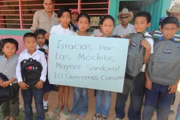 Hondureño recauda fondos para enviar útiles escolares a Honduras