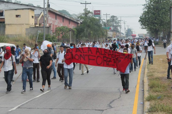 Largas filas en el peaje por toma de estudiantes